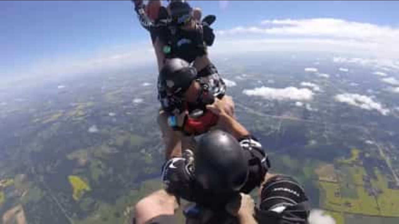 Amici saltano dall'aereo per formare un bob umano in cielo!