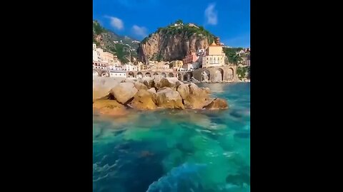 Summer Sundays on the coast … Amalfi Coast subscribe https://travelmaverick.beehiiv.com/