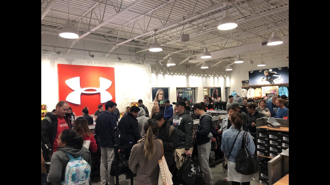 Long lines, big discounts for black friday shopping