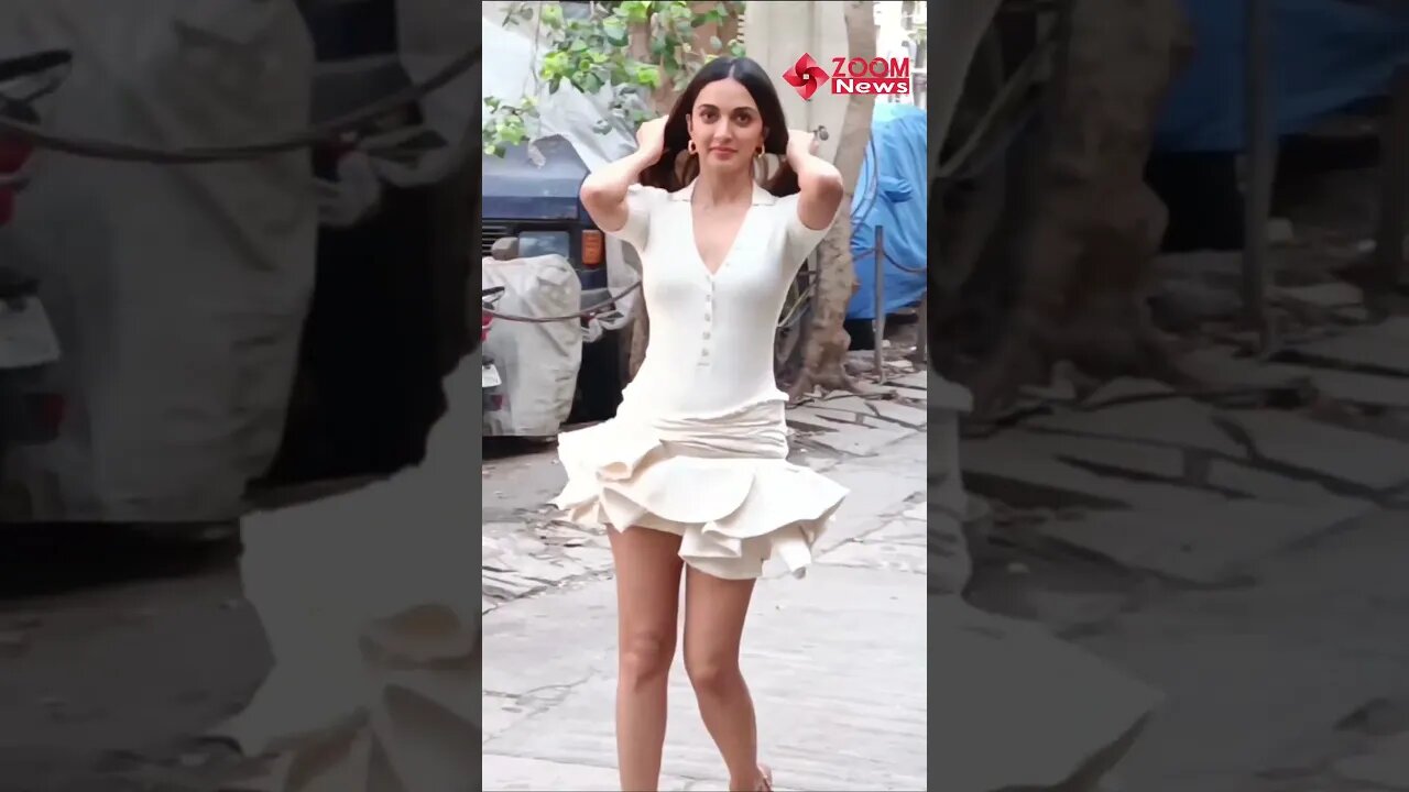Kiara Advani happily pose for the paps #shorts #kiaraadvani