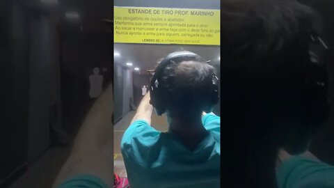 Visada com Pistola de cabeça pra baixo - Por outro angulo