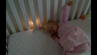 Menina não quer levantar-se da cama