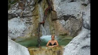 Piscina natural descoberta em montanha na Alemanha