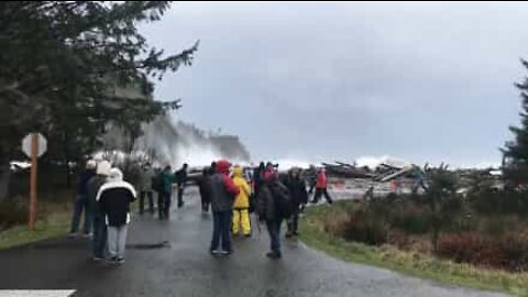 Huge waves hit Washington coast