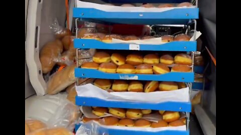 Polish immigrants Donate thousands of Polish sausages and bread for the Truckers