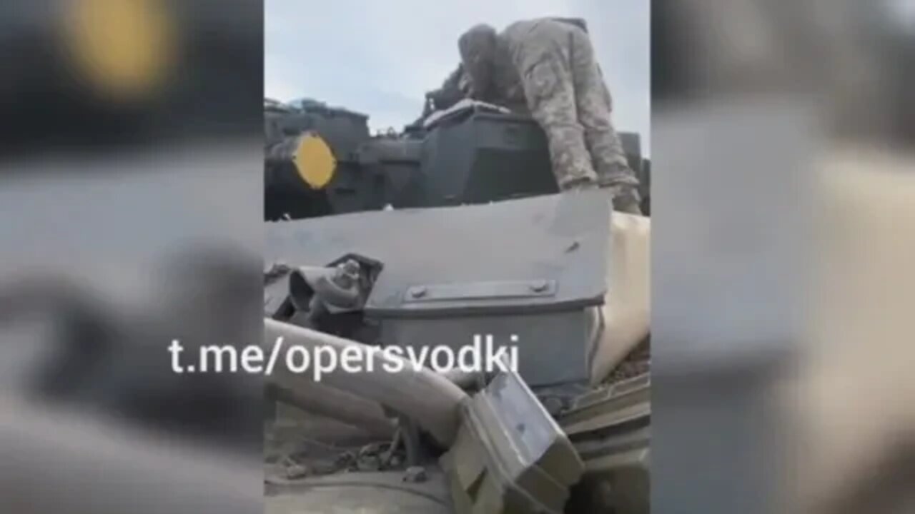 Ukrainian soldiers are looting a Ukrainian tank