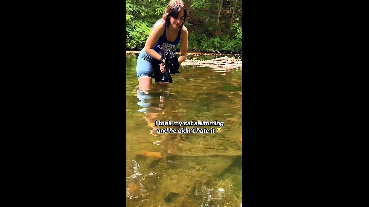 she took her cat swimming😳