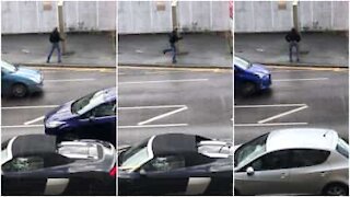 Uomo balla nel bel mezzo della strada
