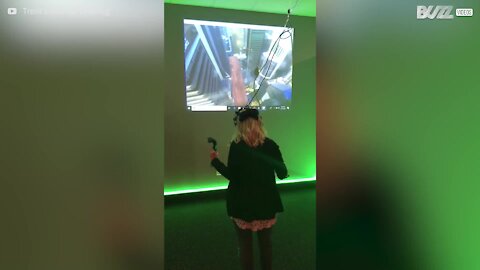 Senhora não consegue lidar com realidade virtual