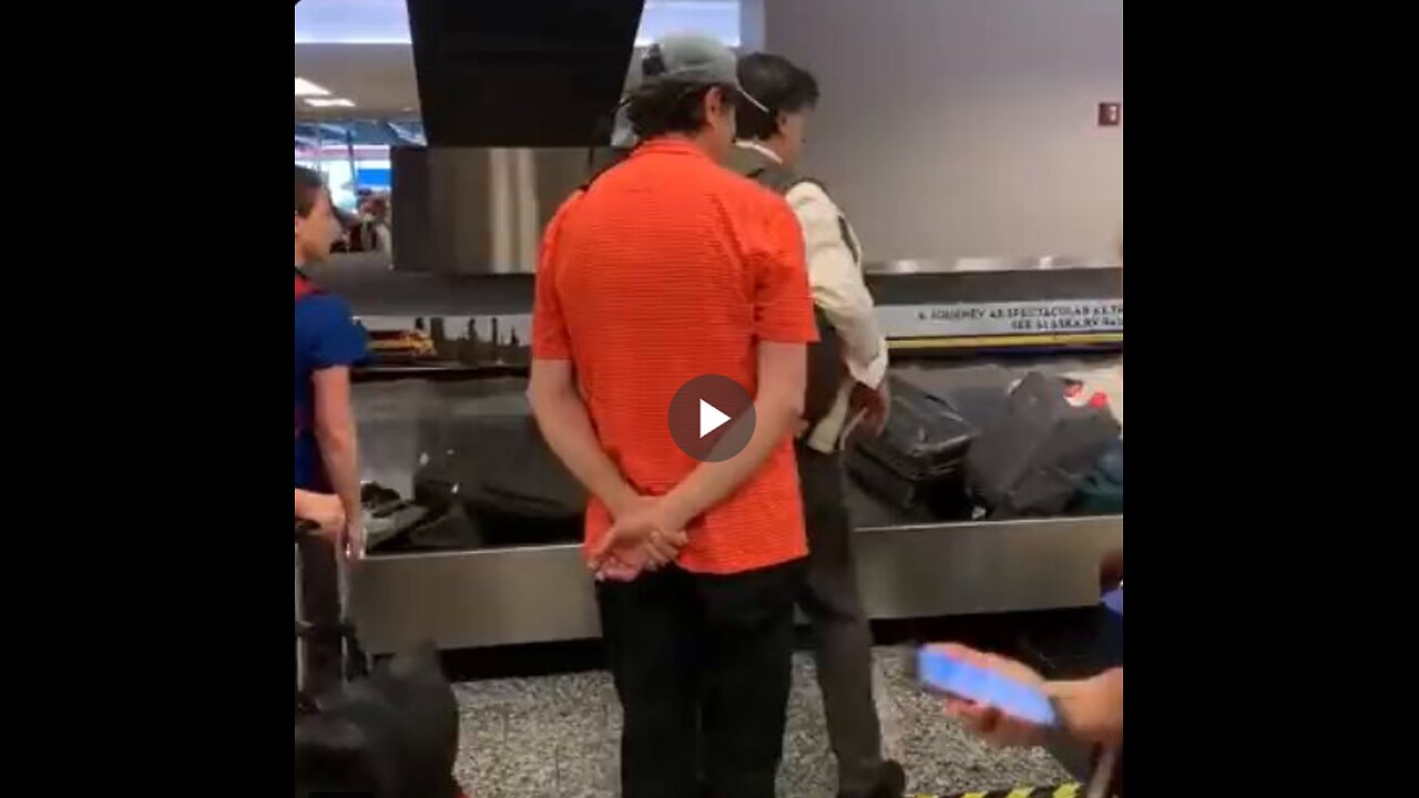 Man surprises his brother who he hasn’t seen in 20 years at the airport