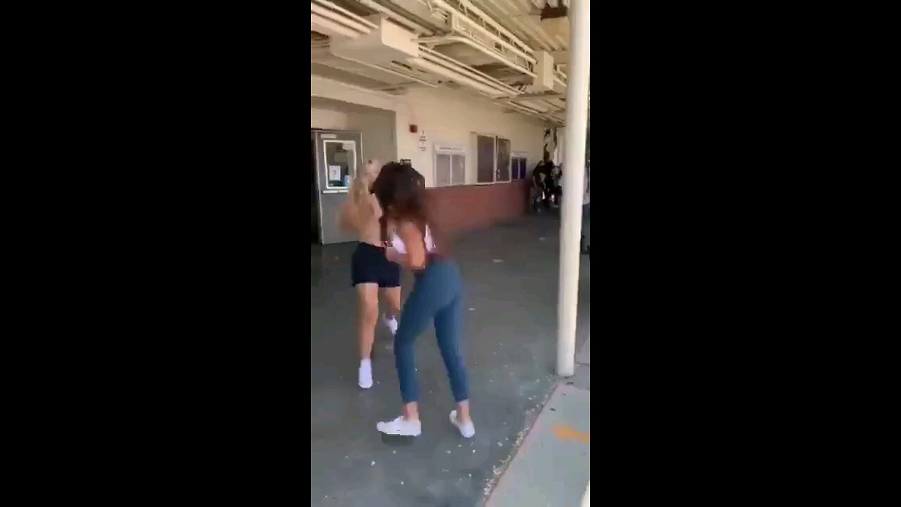 American hot girls fight vedio in college 😁😁