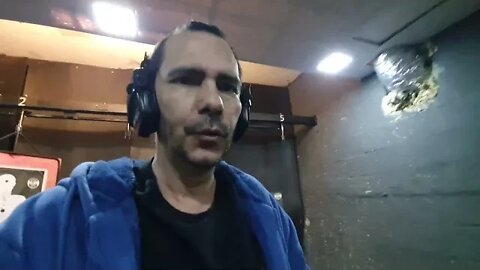 Pequetita acertou a refém. Tadinha.