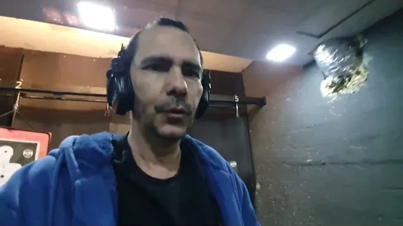 Pequetita acertou a refém. Tadinha.