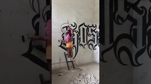 GIRL DOES CALLIGRAFFITI PIECE ON A CORNER 👀 #graffiti #graffitiart #shorts