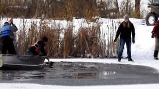 Hjort reddet fra en frossen sø i Canada