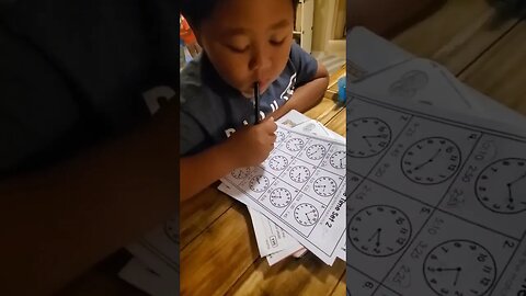 Kid learns time in 2 languages