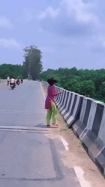 Kisi ke pyare pyare baal single girl