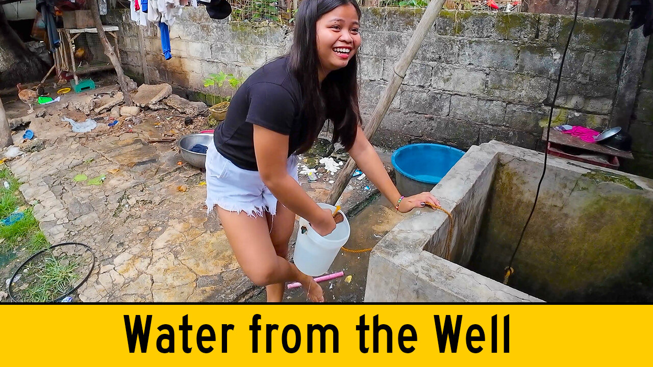 Filipinas Pull Water From The Well To Wash Muddy Feet