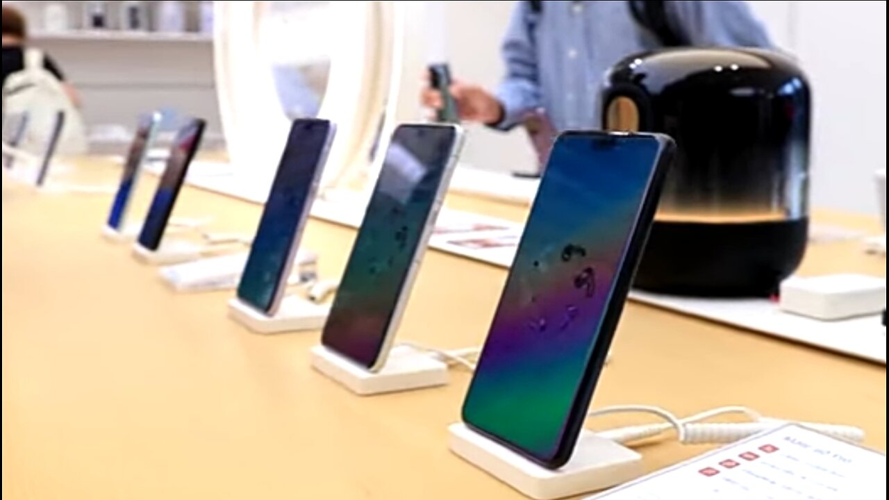 Apple's Q3 China smartphone sales slip while Huawei soars | Reuters