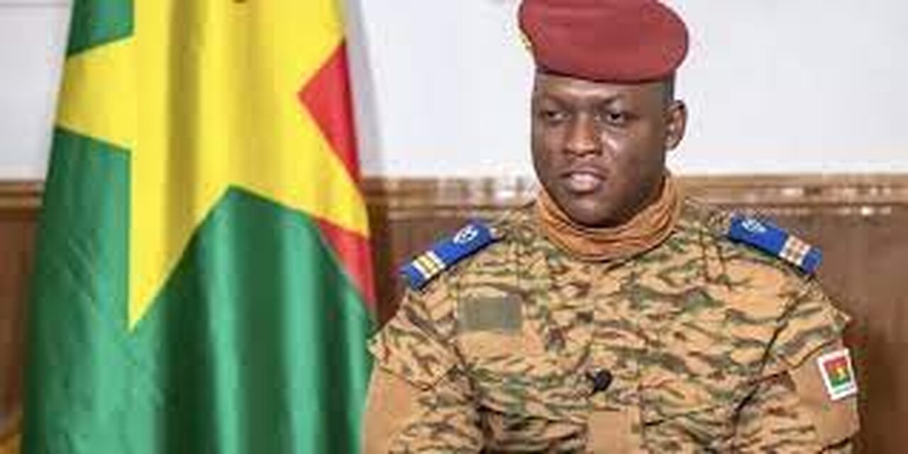 Presidente interino de Burkina Faso Ibrahim Traoré que regresó de Rusia fue recibido