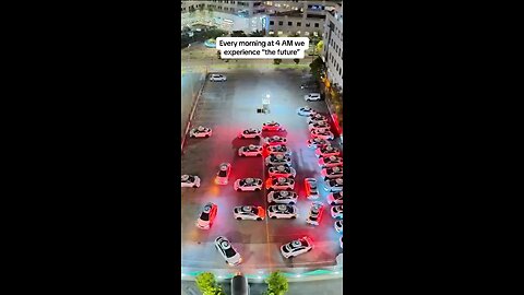 📹 A man from the US shared video of unmanned cabs unable to move in the cramped parking lot.