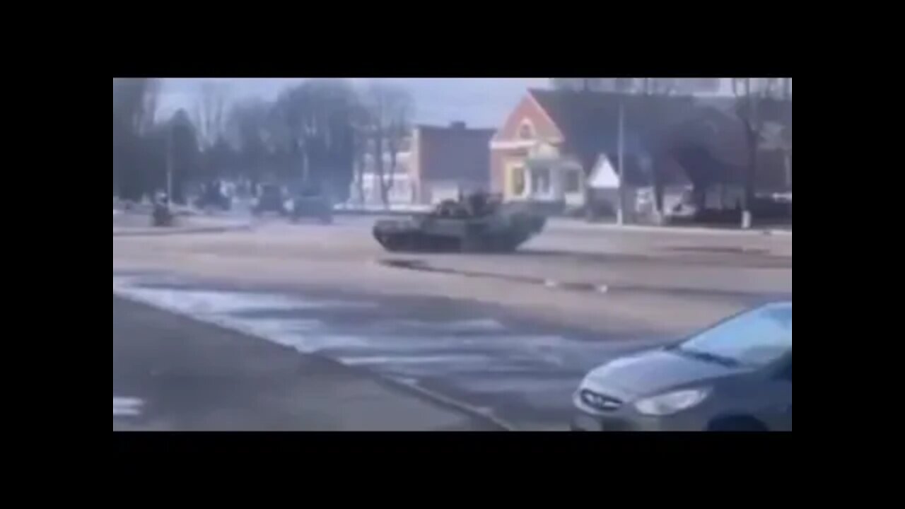 Tanks of the Russian Armed Forces fire in the city of Buryn, in the Sumy region.