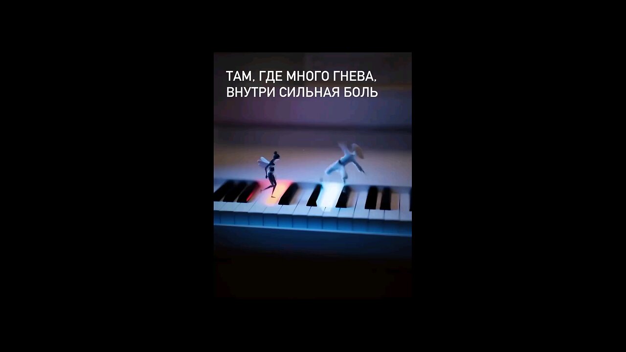 Фигурки играют классическую мелодию на фортепиано.