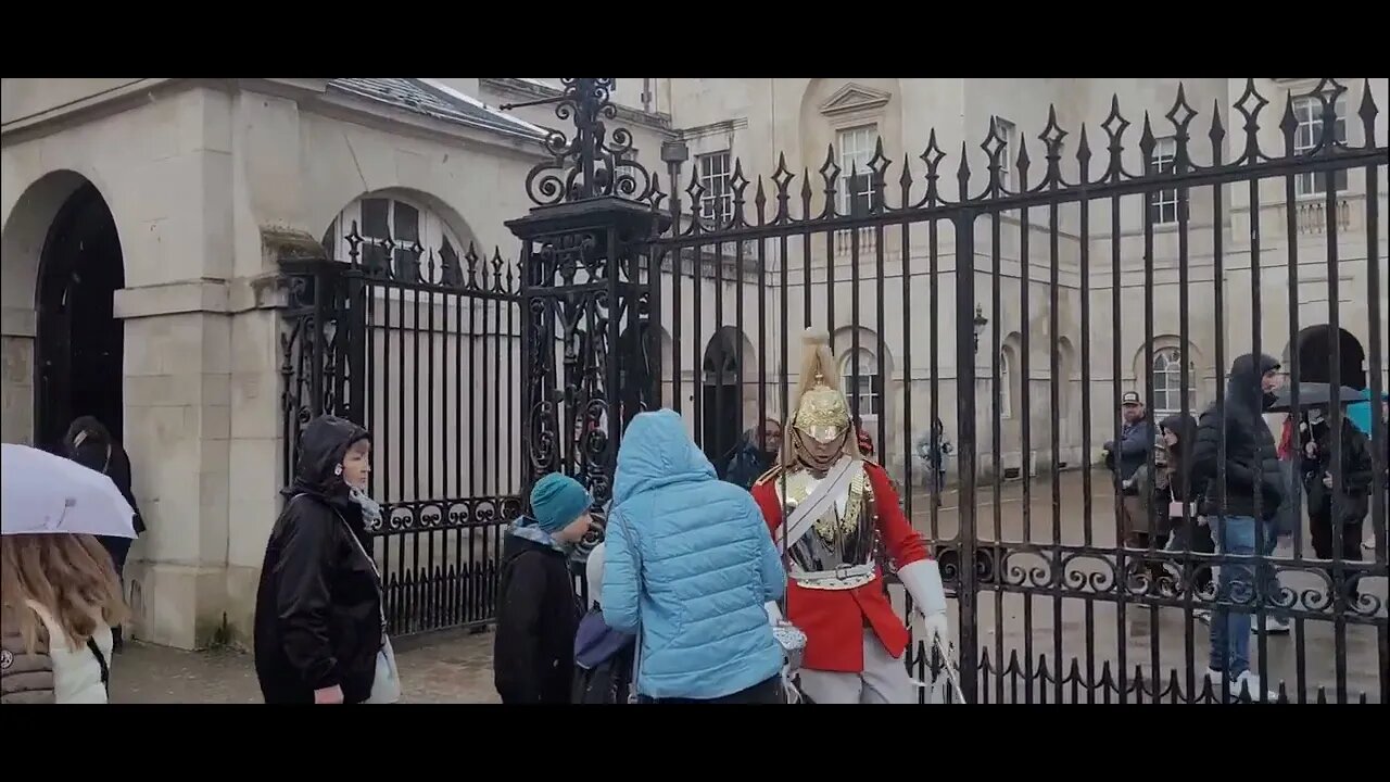 Make way police siren #horseguardsparade