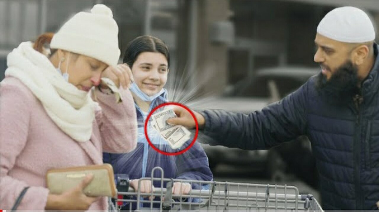 Muslim Asking Strangers For Food, Then Paying Their ENTIRE GROCERIES!