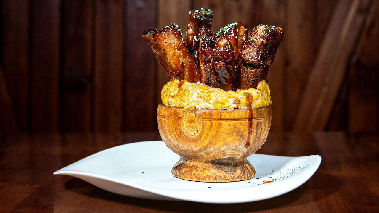 Probando en mofongo relleno de costillas de ChimiKing en Orlando