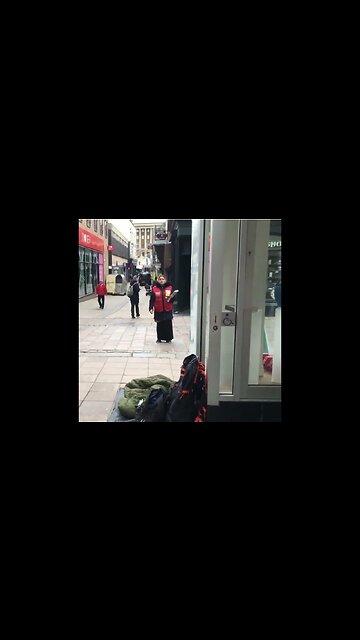 This Big Issue Seller's got some Big Issues #droppaman