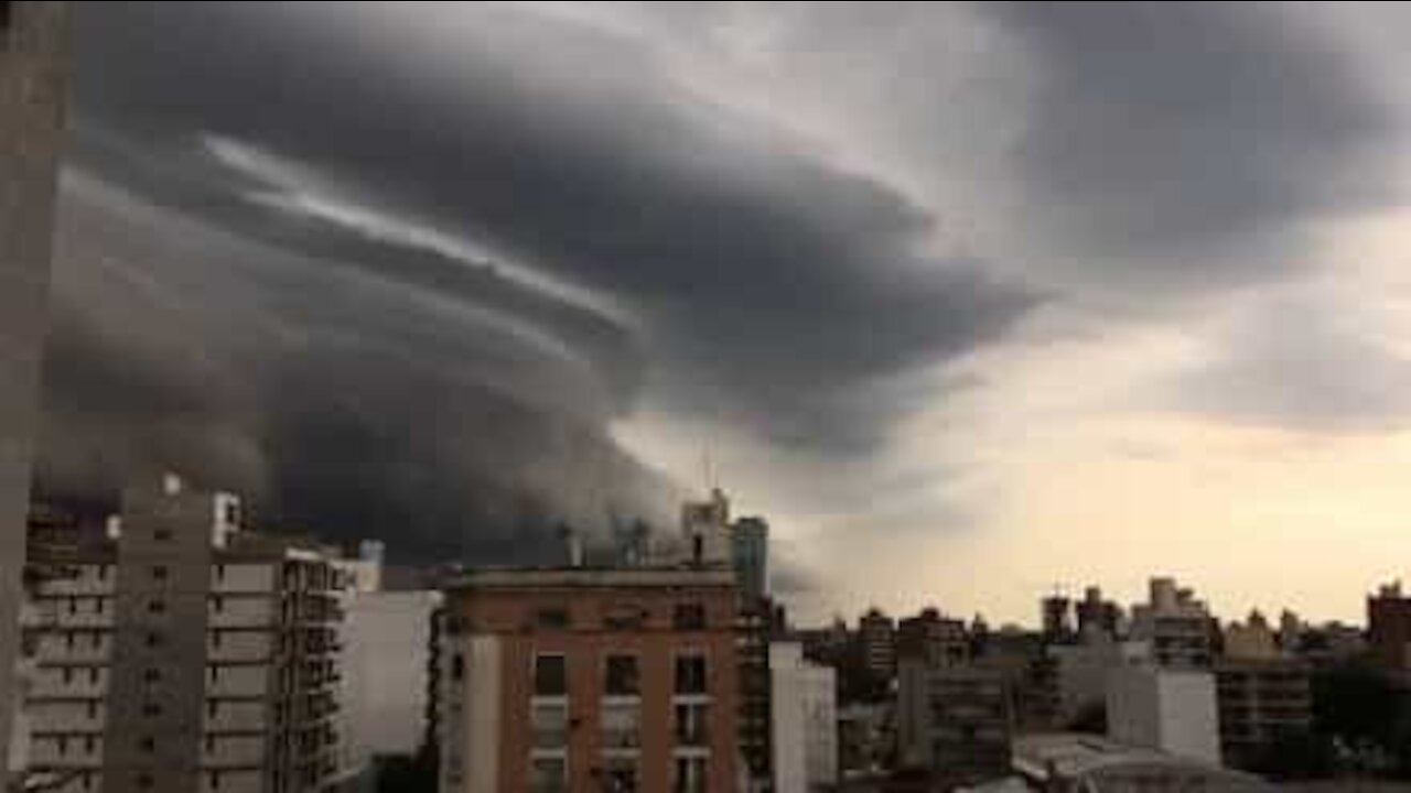 Nuvem cúmulo-nimbo filmada em time-lapse na Argentina