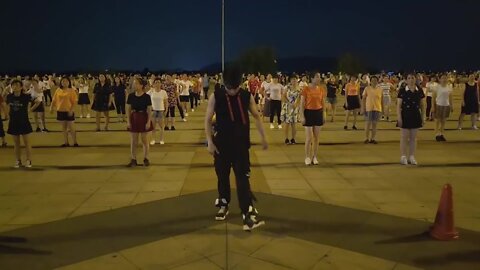 怀旧老歌《摇摆哥》欢快的歌声，动感的旋律，男女老少跳的贼带劲【順能炫舞團】