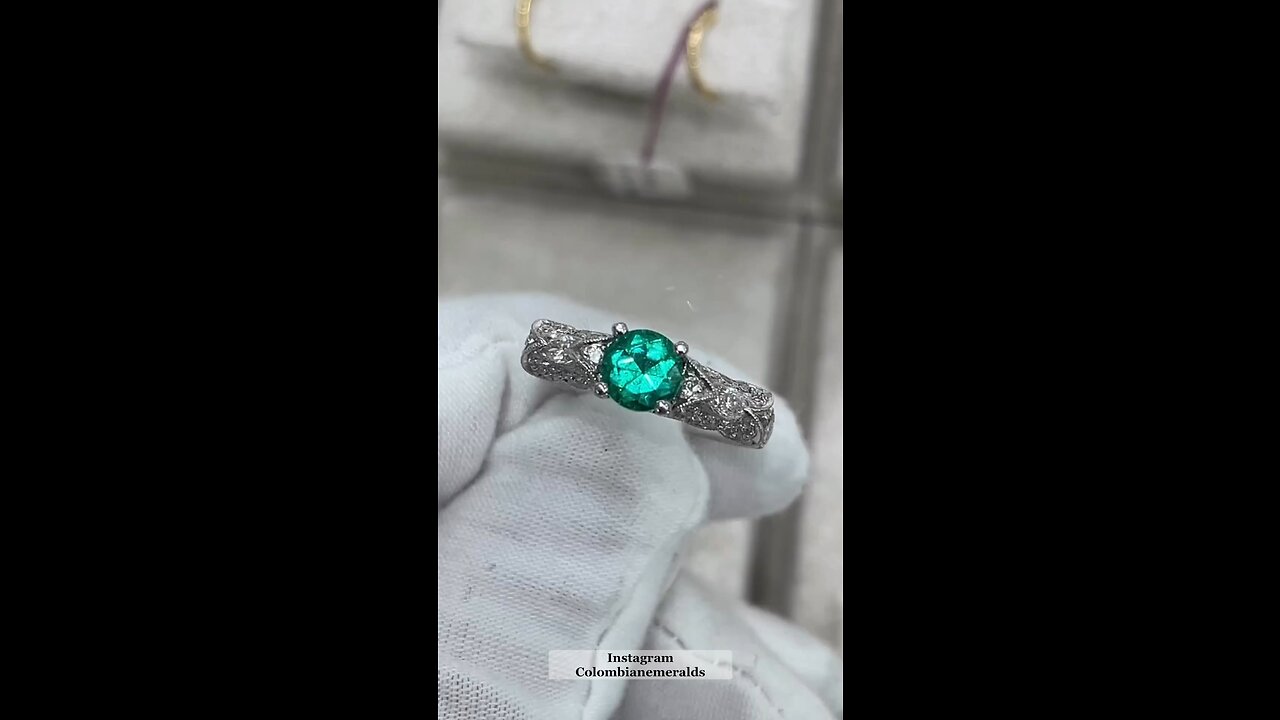 Intricate angel wings round vivid 2.70tw emerald & diamond anniversary engagement ring