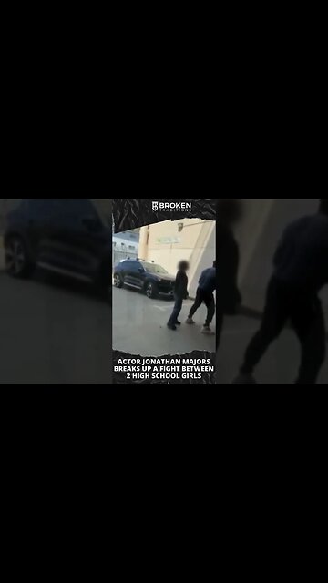 Jonathan Majors breaks up a fight between 2 high school girls #shrots