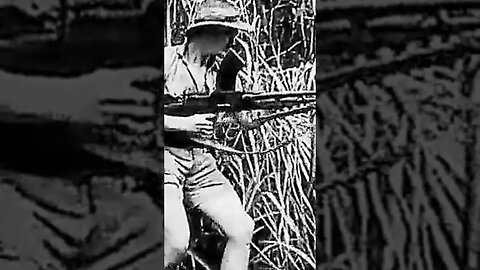 Um australiano e sua arma Bren (1943, Nova Guiné)