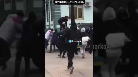 Kypansk - Civilians swarm Russian vehicle