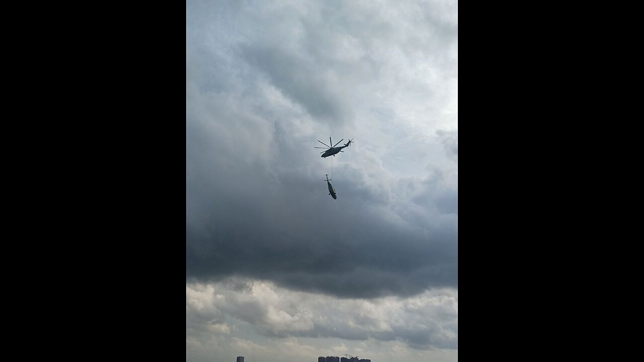 Helicóptero Mi-26 transporta outro Helicóptero Mi-26 defeituoso