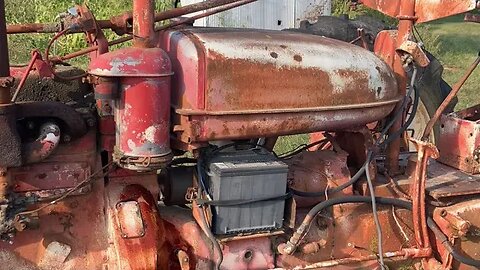 1948 Farmall H : headed to the parts row.