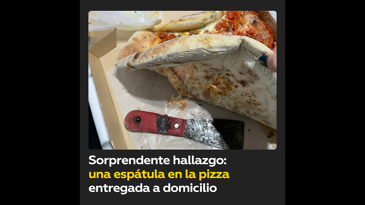 Mujer encuentra una espátula al cortar una pizza entregada