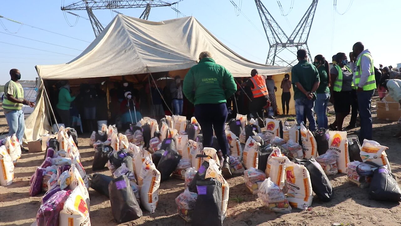 SOUTH AFRICA - Cape Town - Lulwazi and the Gift of The Givers Donating Food Parcels (Video) m (RcM)