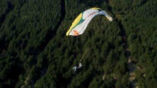 Profissional executa acrobacias de tirar o fôlego em parapente