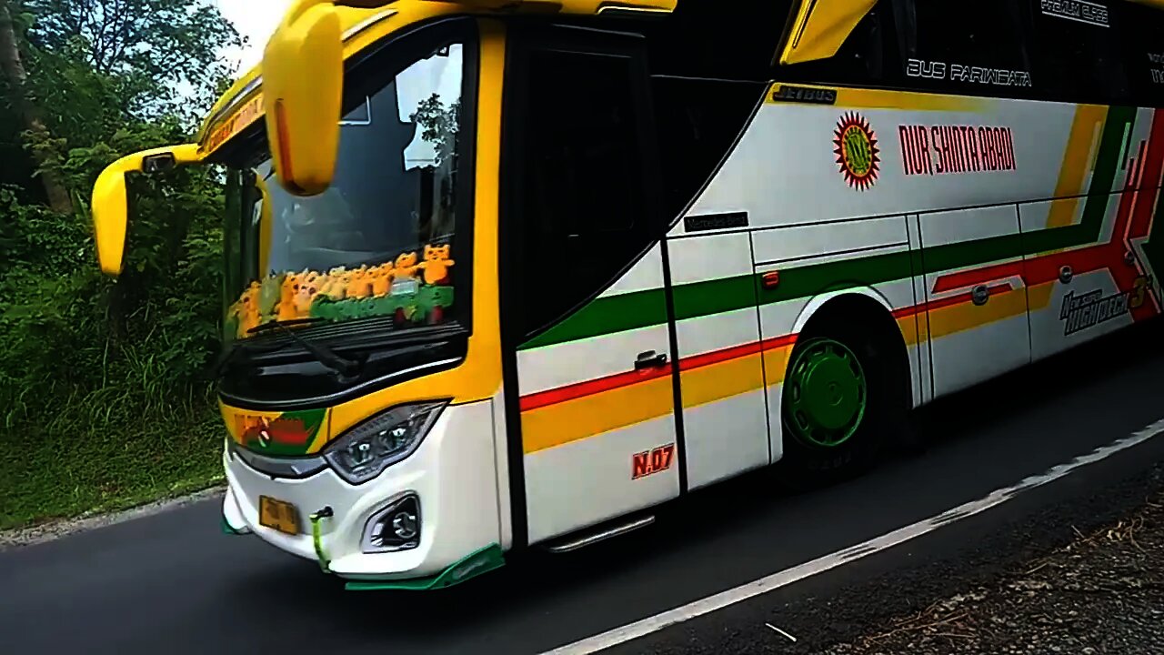 Bus Pariwisata Melewati Turunan Tajam