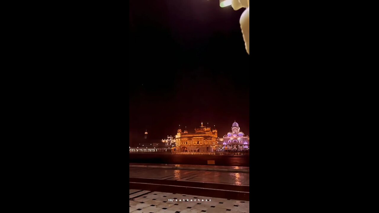 To behold heavenly beauty in this world, look no further than Amritsar's magnificent Golden Temple😍