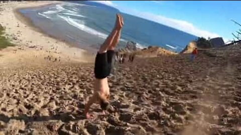 Ce jeune homme descend une dune de façon impressionnante