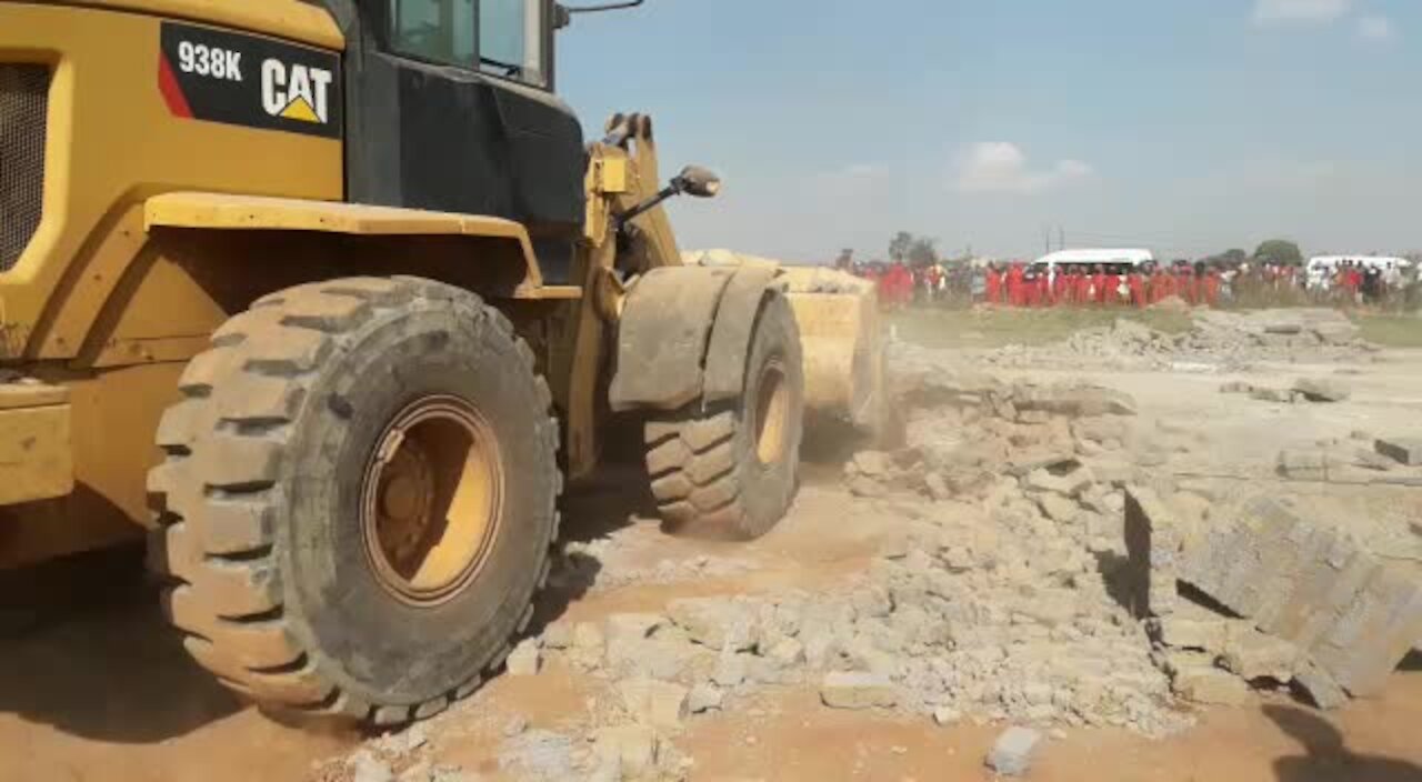 SOUTH AFRICA - Johannesburg - Land grabs in Lenesia (videos) (5Xo)