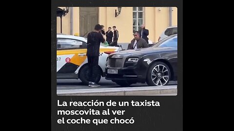 Taxista choca contra un lujoso Rolls Royce en el centro de Moscú