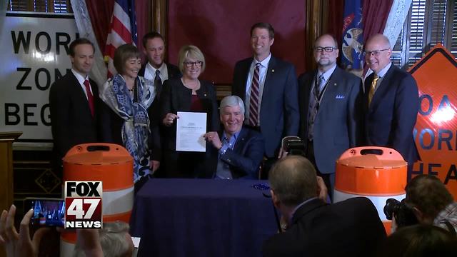 Gov. Rick Snyder signs bill for $175 million boost in road spending