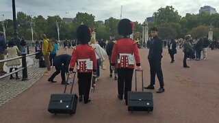 Collecting suitcases from Buckingham Palace #buckinghampalace