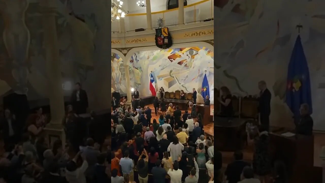 Ovación para Mujica en el salón de Honor de la Universidad de Chile